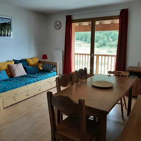 Guzet-pyrenees-pied Des Pistes *